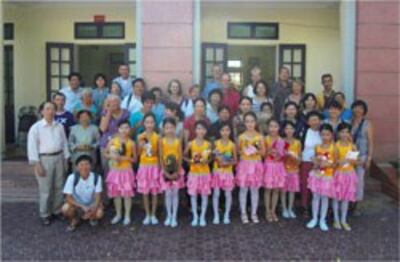 Gặp gỡ thầy cô và học sinh tại trường tiểu học Đức Quảng, Hà Tĩnh. Photo by mangnon