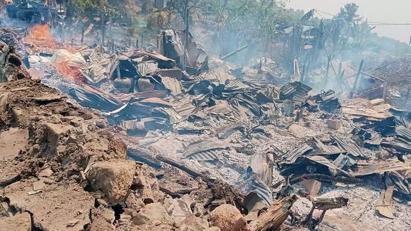 စစ်ကောင်စီတပ် လေကြောင်းဗုံးကြဲခဲ့သည့် ဝေဘူလမြို့မှ မီး‌လောင်ပျက်စီးသွားသော နေအိမ်အချို့ကို ၂၀၂၃ ခုနှစ် ဧပြီလ ၁၀ ရက်နေ့က တွေ့ရစဉ်။ (Photo: Citizen Journalist)