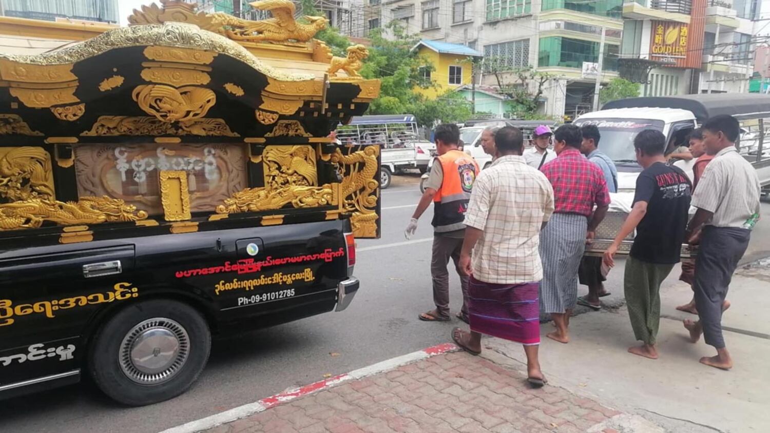 Mitarbeiter des Krankenwagens und des Rettungsdienstes von Min Khaung helfen am 22. Oktober 2024 bei einer kostenlosen Trauerfeier in der Stadt Mandalay.