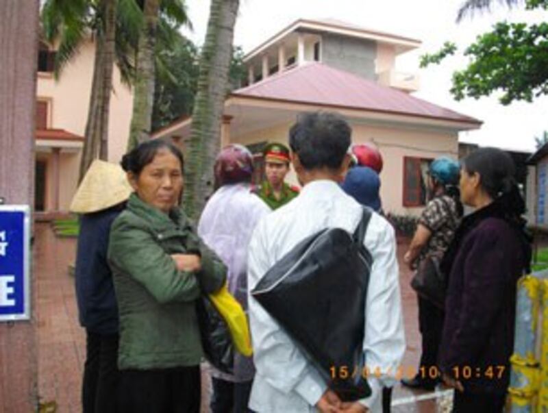 Công an cản trở dân không cho vào tỉnh ủy