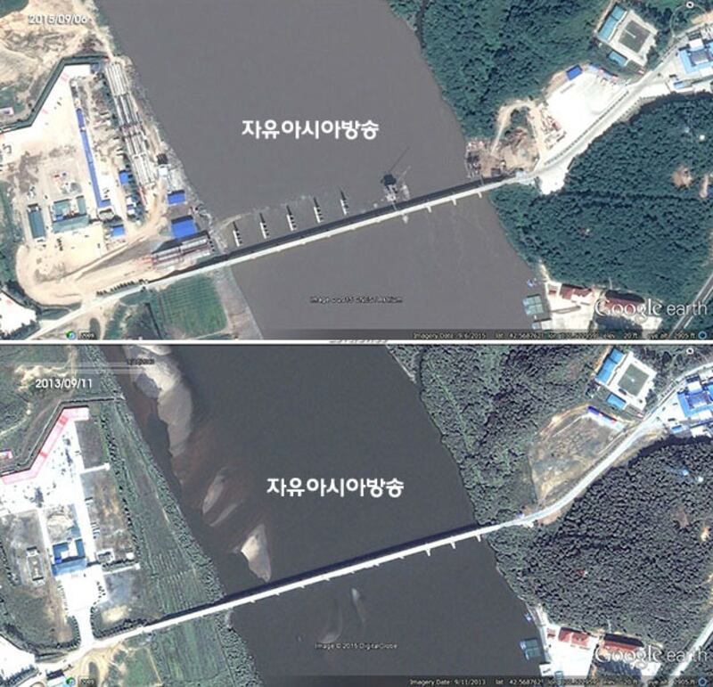 라선 시 특별경제무역지대와 중국 훈춘을 연결하는 ‘신두만강대교' 건설 현장. 기존 권하대교(원정대교) 옆으로 ‘T자'형 기둥이 세워지고 있다. 왕복 4차선으로 건설되는 이 교량은 양국 간 물류량 증대에 기여할 것으로 예상된다. 사진-구글 어스 캡쳐/ 커티스 멜빈 제공