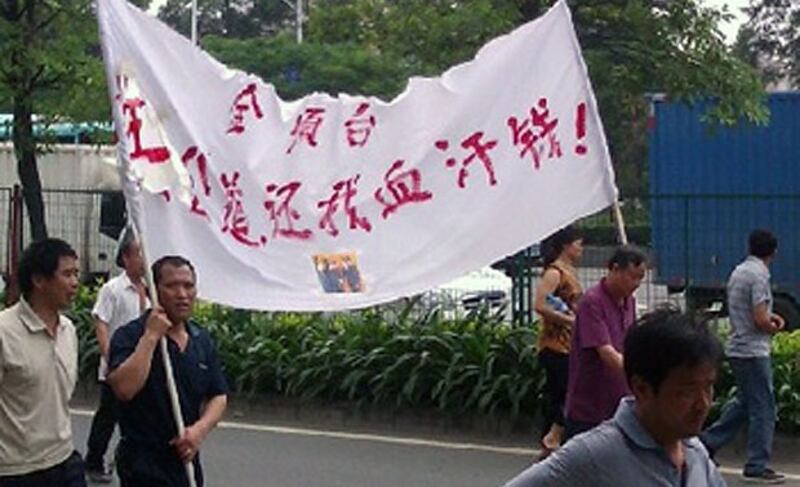 2013年5月20日，廣東省深圳市台資“金順台”工藝廠結業，廠房拖欠三百工人的工資。工人高舉自製抗議橫額，上面寫著“金順台黑心老板，討公道，還我血汗錢”等抗議標語。（由現場工人提供） 