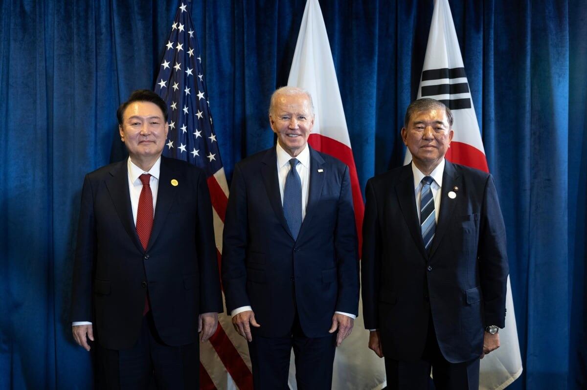 윤석열 한국 대통령, 조 바이든 미국 대통령, 이시바 시게루 일본 총리가 현지시간으로 15일 페루 리마 컨벤션센터에서 기념촬영을 하고 있다.