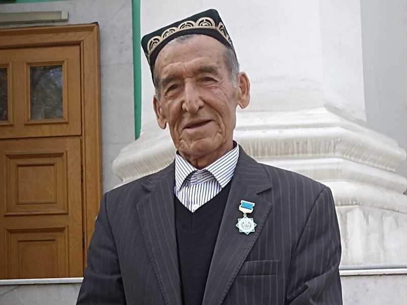 ئاتاقلىق شائىر، قازاقىستان يازغۇچىلار ئىتتىپاقىنىڭ ئەزاسى ئابدۇغوپۇر قۇتلۇقوف ئەپەندى. 2024-يىلى 19-ئاپرېل، ئالمۇتا