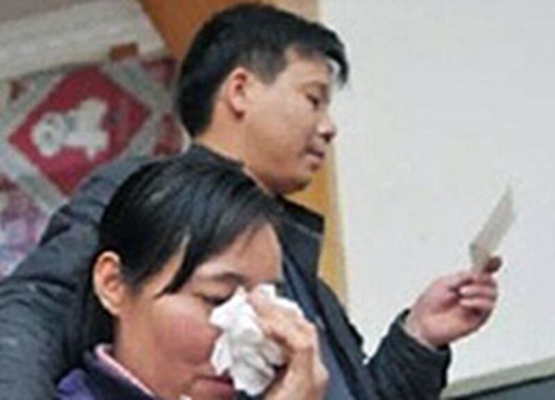 唐慧希望懲處協助逼女兒賣淫主犯秦星的民警,多次到有關部門上訪,她與丈夫為女兒的案件奔波多年。(甘元春提供)