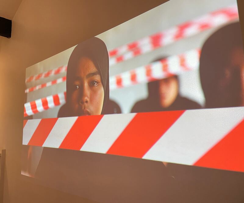 泰國藝術家的短片作品中，同樣出現「紅線」。（呂熙 攝）