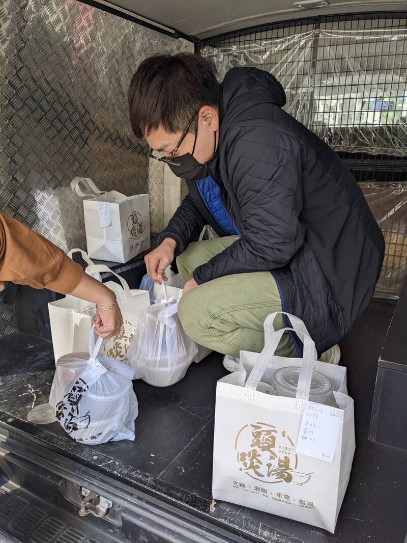 火鍋店「頭啖湯」組「自家團」,送食物到不同地區 。(受訪者提供)