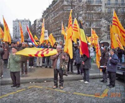 Tại Paris tập thể người Việt tổ chức biểu tình tại công trường Italie, thuộc quận 13 để ủng hộ 
