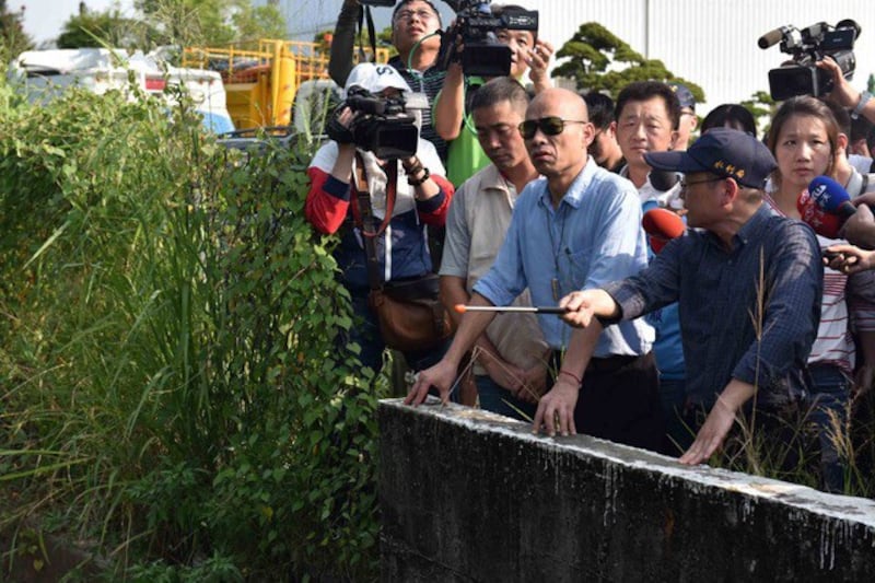 高雄市长韩国瑜面临上任第一个台风考验，视察清淤工程。(高雄市政府提供)