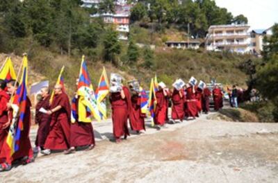 图片:流亡藏人展开和平徒步游行活动声援境内自焚同胞。(记者丹珍拍摄)