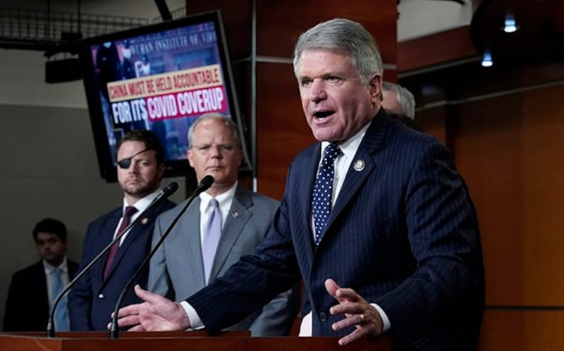 美国联邦众议员麦考尔（Michael McCaul）（右一）表示，他反对这一法案。（美联社图片）