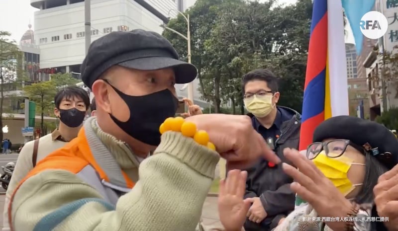 西藏台湾人权连线等台湾公民团体12日聚集台北中国银行前,举行抵制北京冬奥快闪抗议行动遭支持北京的统派人士叫嚣闹场。(西藏台湾人权连线直播截图)
