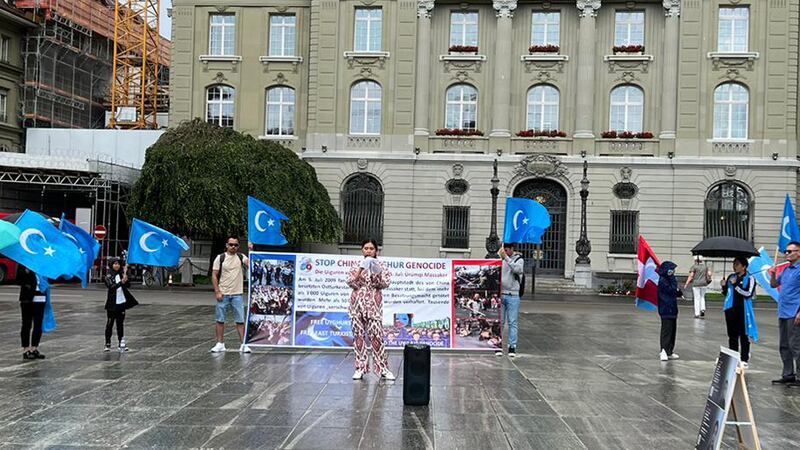 شىۋېتسارىيە ئۇيغۇر جەمئىيىتىنىڭ رەئىسى رىزۋانئاي خانىم سۆزلەۋاتىدۇ، 2023-يىلى 5-ئىيۇل، شىۋېتسارىيە