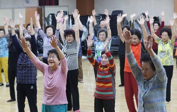 경기도 수원시 권선구 버드내노인복지관에서 어르신들이 체조를 하고 있다.
