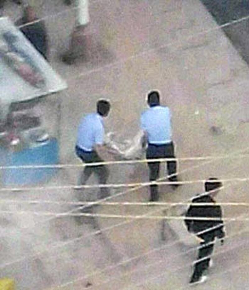 8月13日傍晚，兩名格德寺僧人隆多及前僧人扎西，在阿壩縣城自焚，武警將扎西送往醫院。 (照片由次仁提供)