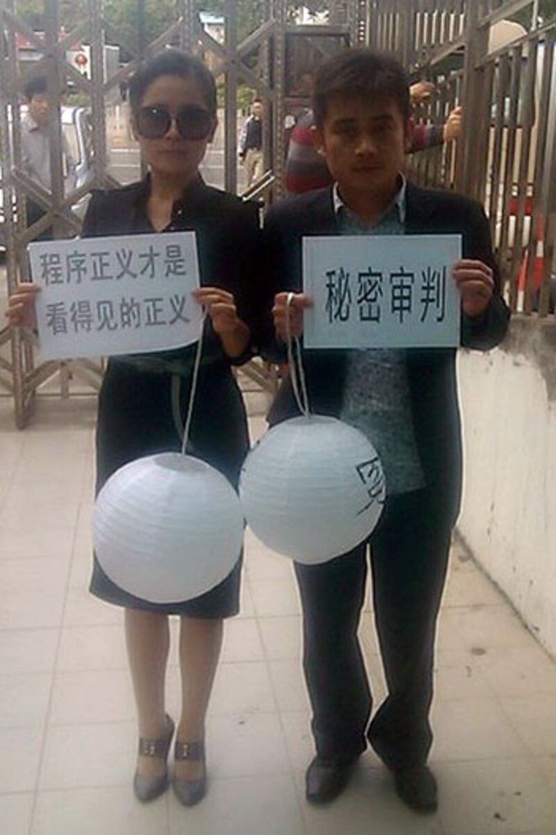 王登朝案二審於2013年2月7日首次開庭時，大批到法院聲援的網友被拒進入，網友在法院外抗議。（網友提供）