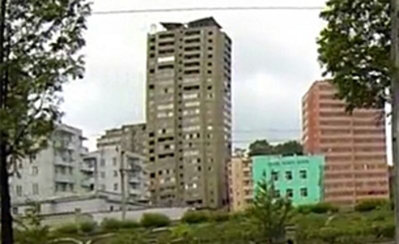 아파트 붕괴 전 외국인 관광객이 평양 고려호텔에서 찍은 평양시내 사진 – 5월 13일 이후 고층 건물(가운데)이 사라졌다.