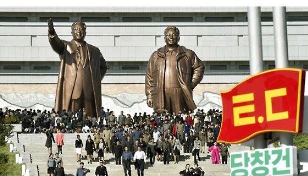 평양 만수대 언덕의 김일성 주석, 김정일 국방위원장 동상.