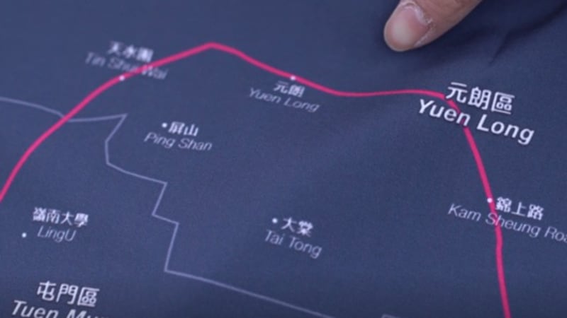 思鄉時,劉珈汶會呆望這幅必定要帶到英國的香港地圖旗幟。(韋平 攝)