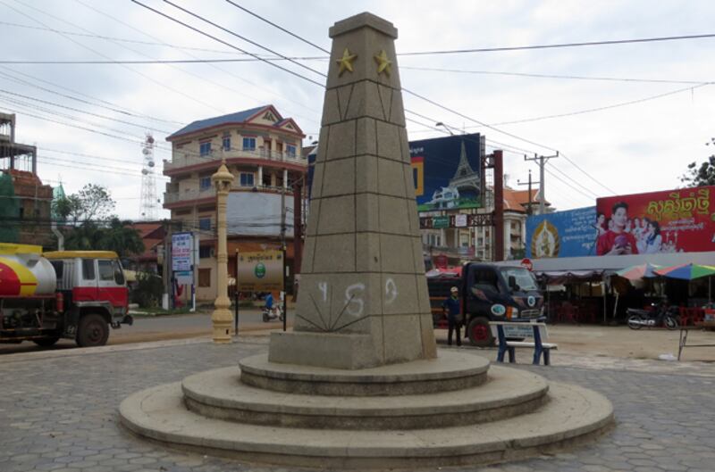 រូបស្តូបអនុស្សាវរីយ៍កងទ័ពវៀតណាម នៅក្រោយរូបសំណាកដំរីជាន់ខ្លា។ រូបថតកាលពីថ្ងៃទី២០ ខែមិថុនា ឆ្នាំ២០១៥
