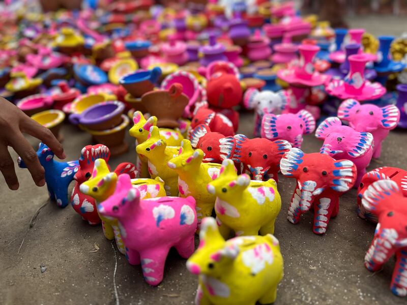 ၂၀၂၃ ခုနှစ် သြဂုတ်လ ၂၄ ရက်နေ့က မန္တလေးတောင်ခြေအနီး အောင်မြေသာစံမြို့နယ် အိုးဘိုရပ်ကွက်မှာ ကျင်းပတဲ့ အိုးပုတ်ပွဲတော်ကို တွေ့ရစဉ်။ (Photo : RFA)