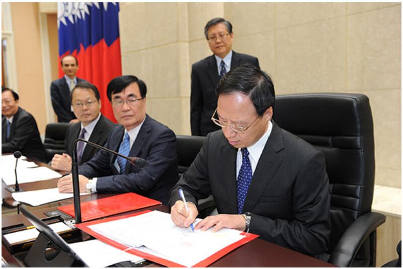 12月1日,台灣行政院長江宜樺(右一)率領閣員簽署辭職文件,為國民黨選舉大敗負起政台責任下台。(粵語部鍾廣正拍攝)