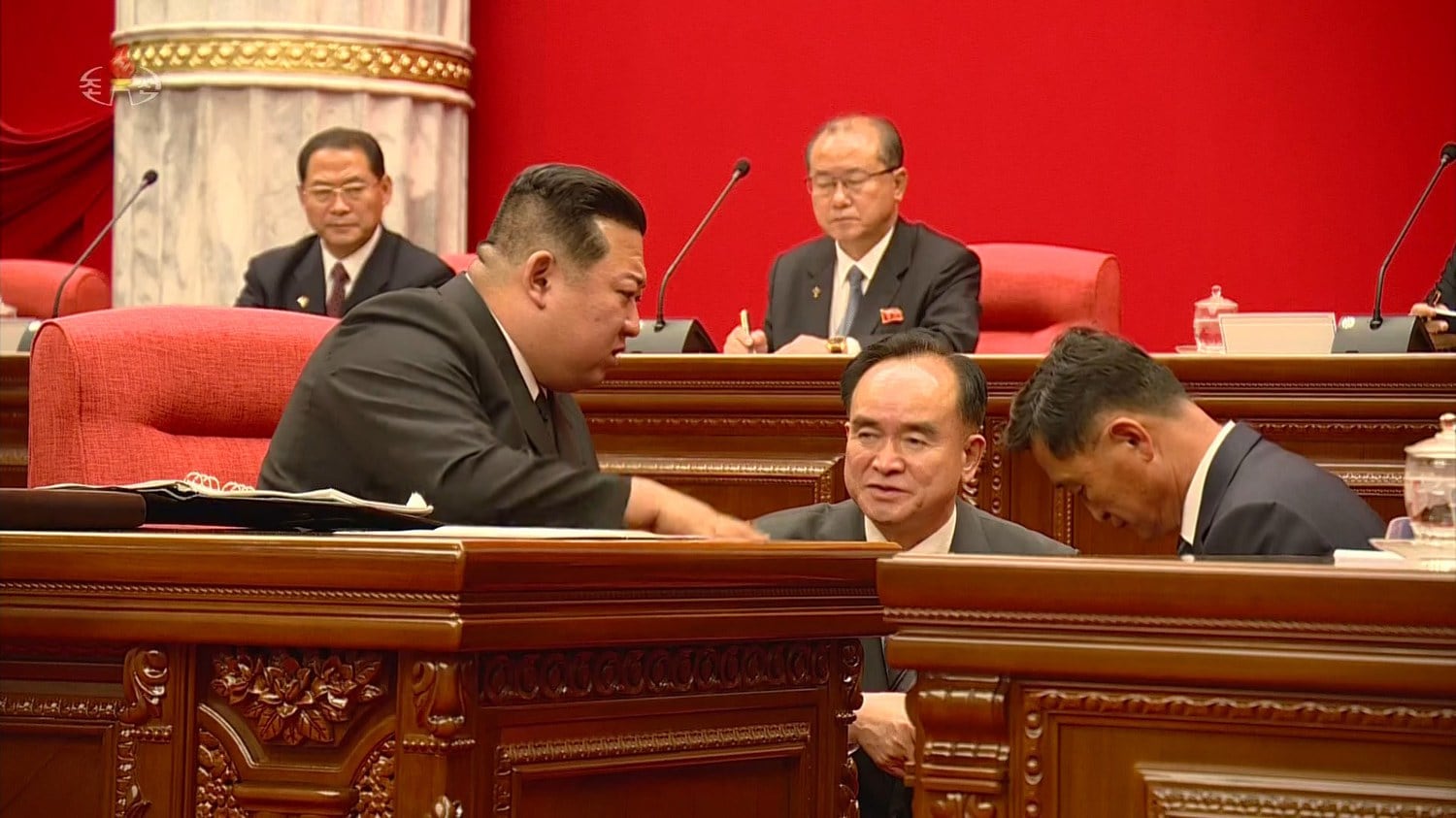 북한 중앙TV는 지난 11일 노동당 중앙위원회 제8기 제5차 전원회의 확대회의가 김정은 국무위원장의 주재로 8~10일 진행 됐다고 보도했다. 회의에서 조용원 당 비서와 김덕훈 총리가 무릎을 굽히고 김정은의 이야기를 듣고 있다.[조선중앙TV 화면]