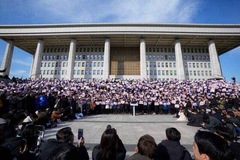 2024年12月4日，韩国首尔，民主党成员在国会抗议总统尹锡悦。