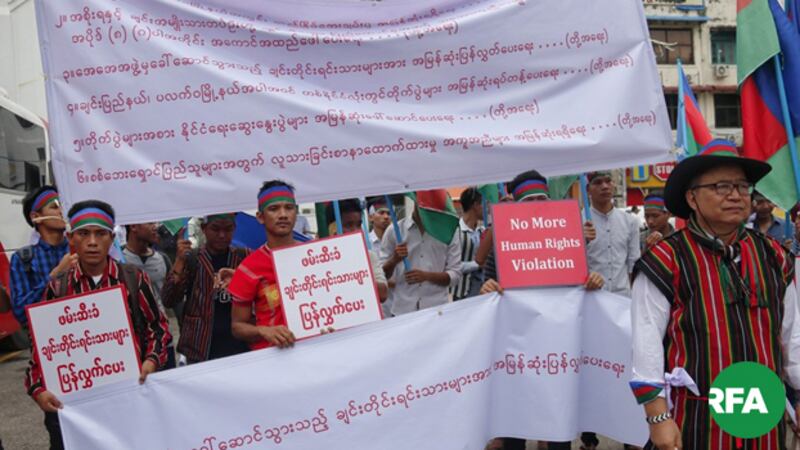 တိုက်ပွဲတွေရပ်တန့်ပေးရေး နဲ့ AA က ဖမ်းဆီးထားတဲ့ ချင်းတိုင်းရင်းသားတွေကို ပြန်လွှတ်ပေးဖို့ ရန်ကုန်ရောက် ချင်းတိုင်းရင်းသားတွေ ၂၀၁၉၊ ဇူလိုင် ၁၃ ရက်နေ့က လမ်းလျှောက်ဆန္ဒပြ တောင်းဆိုကြစဉ်