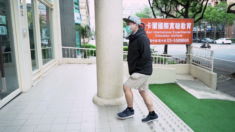 在台灣從事教育業的Sam，其實並非教師出身，以前他任職航空公司地勤人員。（文海欣攝）