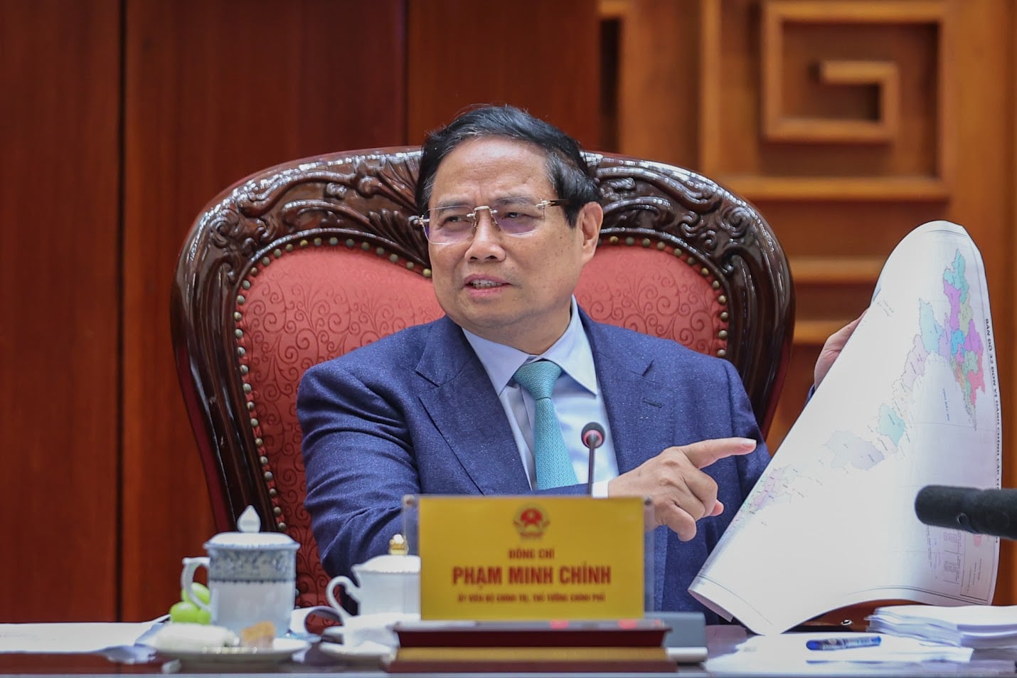 Thủ tướng Chính phủ Phạm Minh Chính và tấm bản đồ đơn vị hành chính khác thường trong cuộc họp ngày 5 tháng 3 năm 2025.