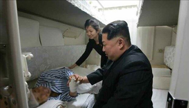 정은 북한 국무위원장이 북한에서 교통사고로 숨진 중국인 관광객들의 시신과 부상자를 후송하기 위한 전용열차를 평양역에서 전송했다고 노동당 기관지 노동신문이 지난 4월 26일 보도했다. 김 위원장이 열차에 올라 부상자들을 위로하는 모습.