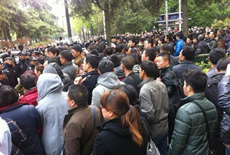 2015年4月22日，受害者遊行期間，遭到二百警察強行驅散。（目擊者提供）