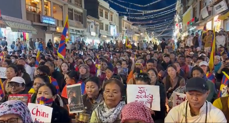 བོད་མི་མང་པོ་ཞིག་གིས་མིག་ཆུ་གཏོང་བཞིན་ཡོད་མངོན་རྒྱུ་འདུག ༢༠༢༦།༧།༣