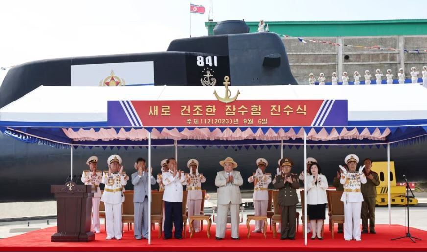북한은 8일, 북한 해군 전술핵공격잠수함 ‘김군옥 영웅함’ 진수식이 지난 6일 함경남도 신포조선소에서 열렸다며 사진을 공개했다.