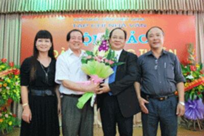 Từ trái sang: Nhà văn Võ Thị Xuân Hà, nhà thơ Hữu Thỉnh, nhà thơ Hoàng Quang Thuận, nhà LLPB Nguyễn Hữu Sơn tại hội thảo “Hoàng Quang Thuận với Non thiêng Yên Tử” do Tạp chí Nhà văn-Hội Nhà văn Việt Nam tổ chức, ngày 8/8/2012.