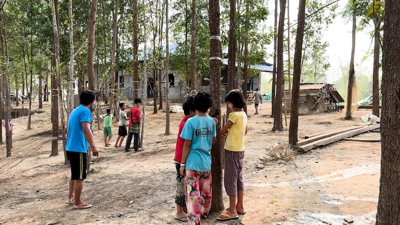 မြစ်ကြီးနားမြို့ ရှဒေါင်ရွာမှာ ဖွင့်လှစ်ထားသည့် မေတ္တာပျိုးခင်း မိဘမဲ့ဂေဟာမှာ လာရောက် ခိုလှုံနေထိုင်ကြသူများကို ၂၀၂၃ ခုနှစ် ဖေဖော်ဝါရီလ ၂၄ ရက်နေ့က တွေ့ရစဉ်။ (Photo: RFA)