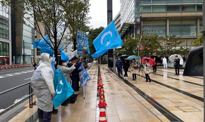 ياپونىيە ئۇيغۇر جەمئىيىتى ۋە ياپونىيەدىكى كىشىلىك ھوقۇق پائالىيەتچىلىرى يۇنىكلو (UNIQLO) شىركىتىنىڭ توكيودىكى باش شىركەت بىناسىنىڭ ئالدىدا نارازىلىق نامايىشى ئېلىپ باردى. 2021-يىلى 22-ئۆكتەبىر.