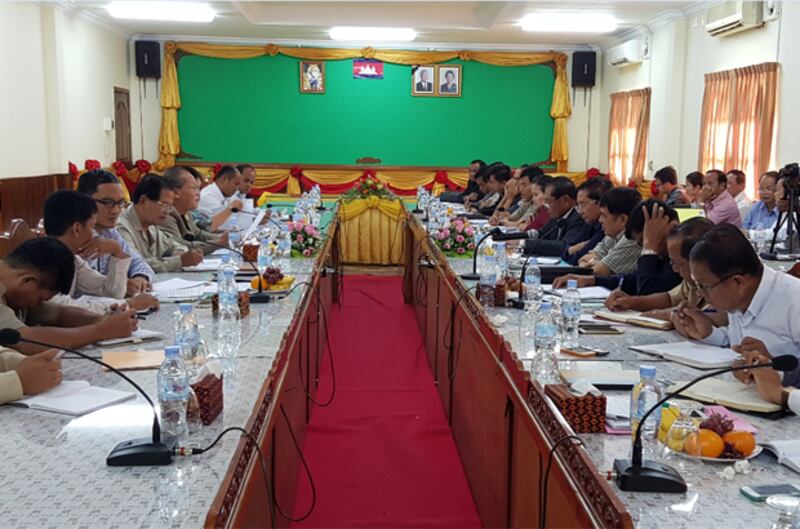 គណៈប្រតិភូនៃគណៈកម្មការទី១ ព្រឹទ្ធសភា ជួបពិភាក្សាជាមួយអាជ្ញាធរពាក់ព័ន្ធ នាសាលាខេត្តព្រះសីហនុ កាលពីថ្ងៃទី២៣ ខែកញ្ញា ឆ្នាំ២០១៥។