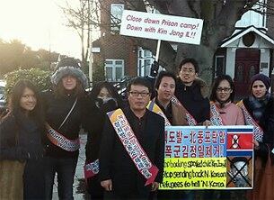 유럽지역에 정착한 탈북자 단체인 재유럽조선인총연합회 회원과 영국 대학생 등 15명이 지난해 12월 주영북한대사관 앞에 모여 북한 인권개선을 촉구했다.
