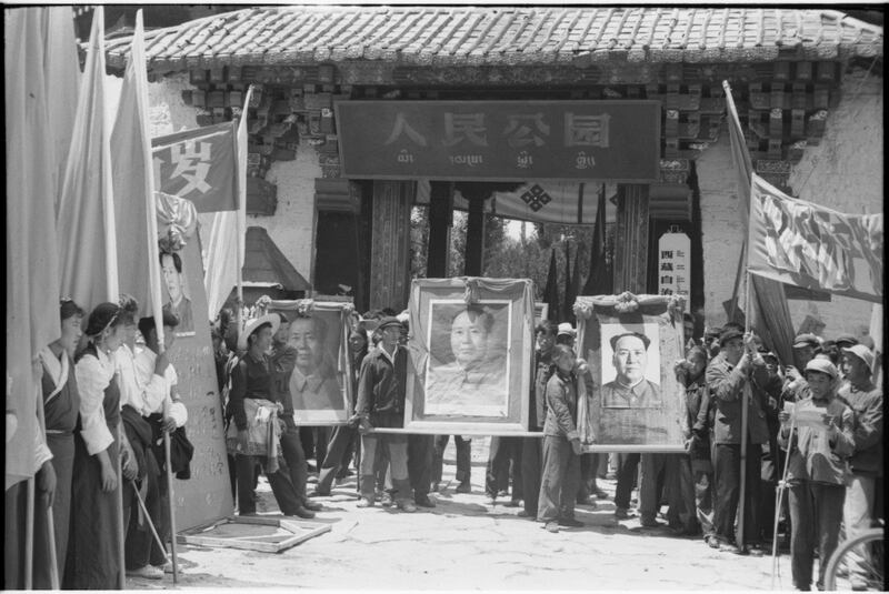 1966年8月28日，达赖喇嘛的夏宫罗布林卡被当成“四旧”，遭到红卫兵改名为“人民公园”。（泽仁多吉拍摄）