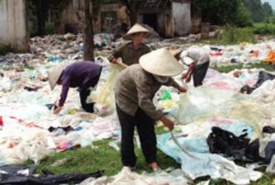 Ni lông từ rác thải đang được tái chế thủ công tại tỉnh Hà Tây. AFP photo