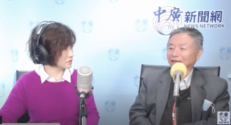 前卫生署长杨志良(右)二十日上中广节目表示被责难愿作乌鸦示警。(中广脸书截图)