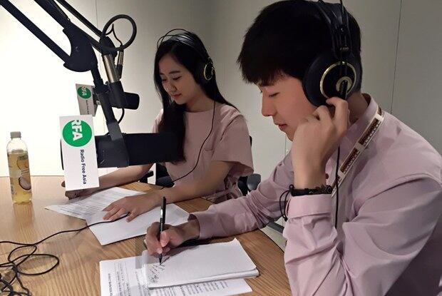 특집 프로그램 녹음 중인 권도현 인턴기자와 한국 국제승무원 김나리씨.