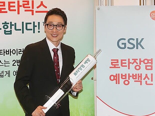 방송인 이휘재가 서울 강남구 논현동 파티오나인에서 열린 글락소 스미스클라인의 로타장염 예방 백신 로타릭스 전세계 2억 도즈 판매 기념 행사에서 포즈를 취하고 있다. 
