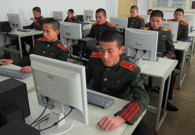 만경대혁명학원 학생들이 컴퓨터를 사용하고 있다.
