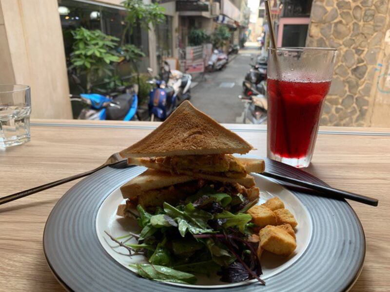 香港抗争者餐厅菜色是地道港式美食。(记者 黄春梅摄)