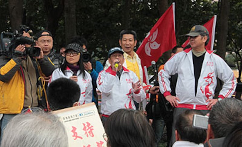 2012年12月30日,香港愛港之聲召集人高達斌(中)呼籲遊行要理性進行,不要與反對者衝突。(粵組記者文宇晴攝)