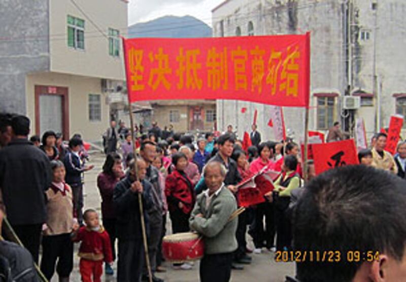 11月23日，廣東省上莞鎮新民村過百村民，前往鎮政府請願，抗議當局私賣水源。他們手持橫幅，沿途敲鑼打鼓。（照片由村民提供）