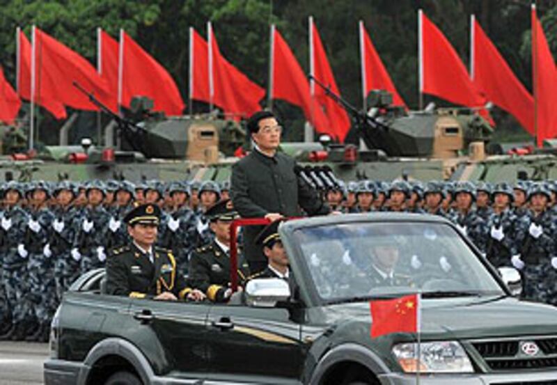 6月29日,中國國家領導人胡錦濤在香港回歸15週年前夕訪港,並檢閱解放軍駐港部隊。(法新社圖片)